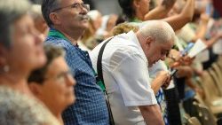 Anziani che assistono ad una Messa