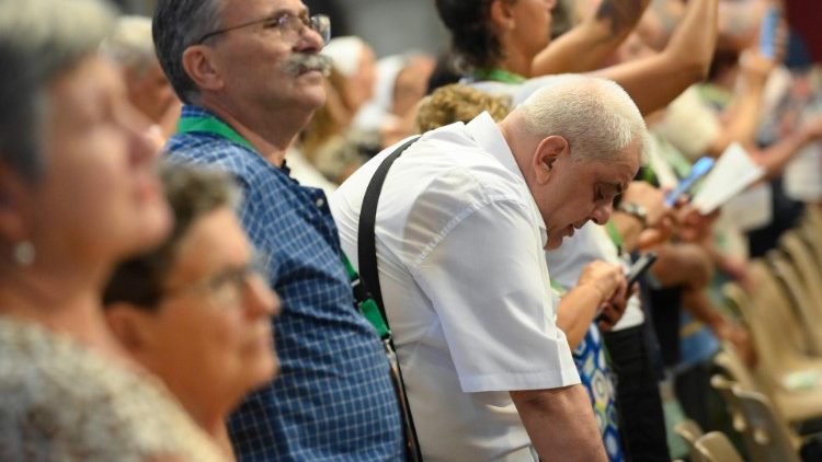 Anziani che assistono ad una Messa