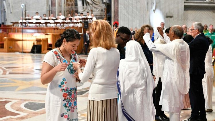 Young people receive a WYD cross