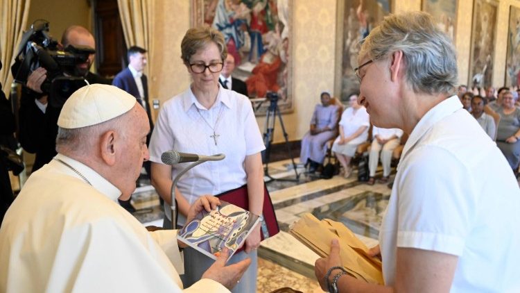 Il saluto al Papa delle religiose clarettiane