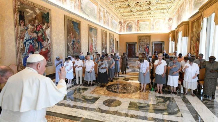 O Papa com participantes do Capítulo Geral das Religiosas de Maria Imaculada Missionárias Claretianas (Vatican Media)