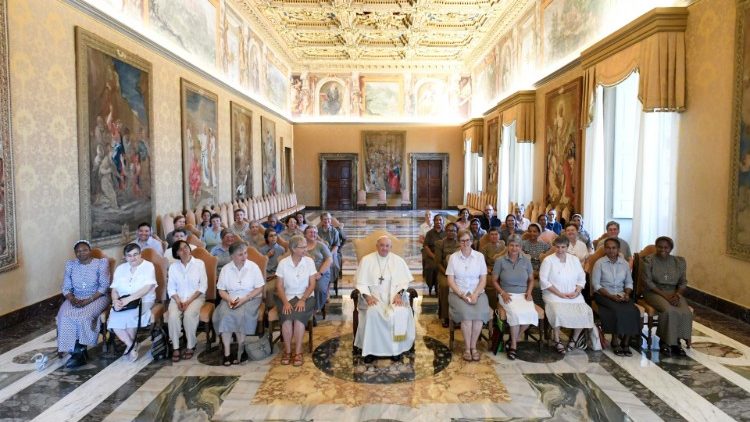 O Papa com participantes do Capítulo Geral das Religiosas de Maria Imaculada Missionárias Claretianas (Vatican Media)