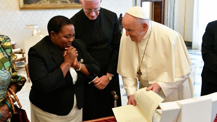 教皇フランシスコ、ウガンダのナッバンジャ首相と 　2023年7月24日　バチカン宮殿