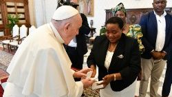 Der Papst und Robinah Nabbanja, Premierministerin von Uganda