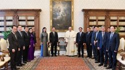 Srečanje papeža Frančiška z vietnamskim predsednikom Vo Van Thuongom.