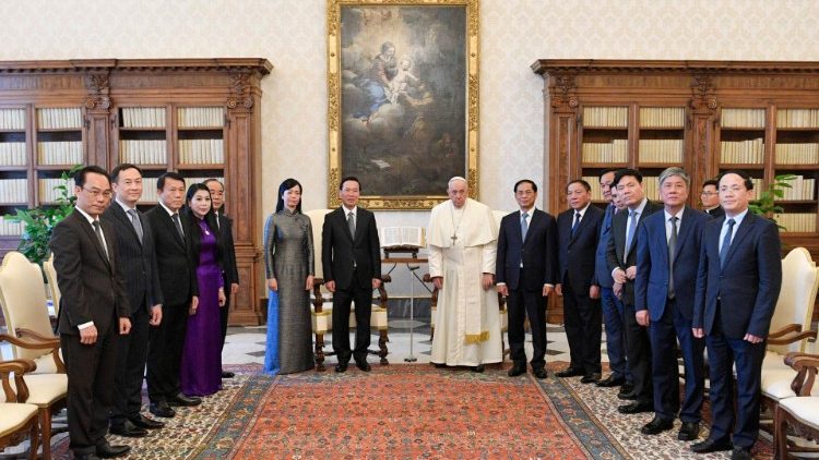 Srečanje papeža Frančiška z vietnamskim predsednikom Vo Van Thuongom.