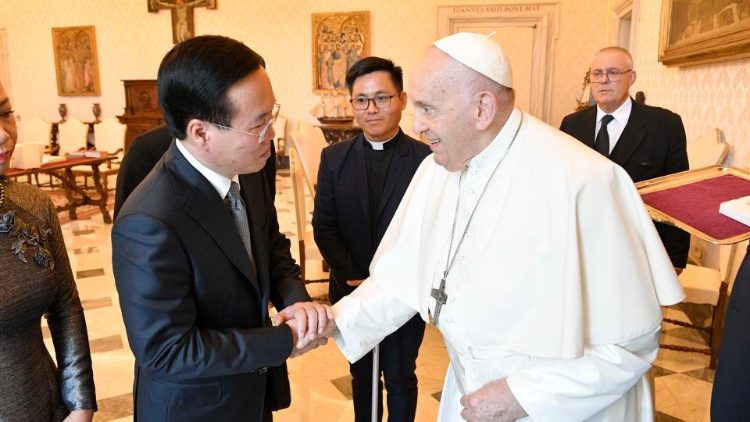 教皇フランシスコとベトナムのヴォー・ヴァン・トゥオン国家主席　2023年7月27日　バチカン宮殿
