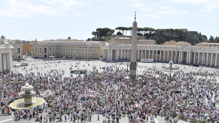 Svatopetrské náměstí v neděli 30. července zaplnilo asi jedenáct tisíc lidí