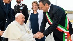 Papa Francisco saluda al alcalde de Fiumicino