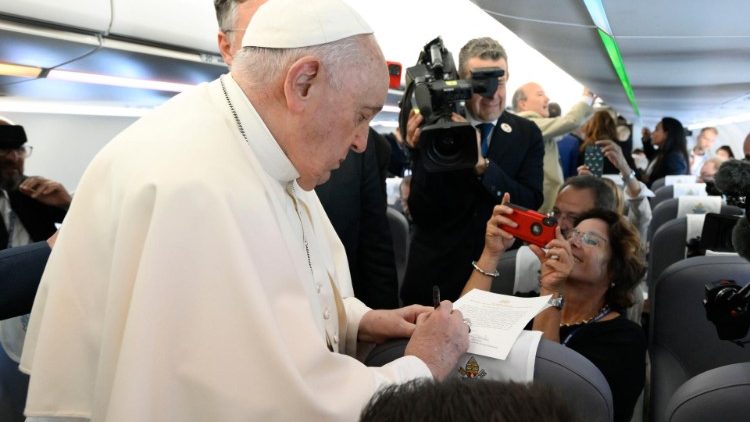 Papa deixa sua assinatura em carta de jornalista