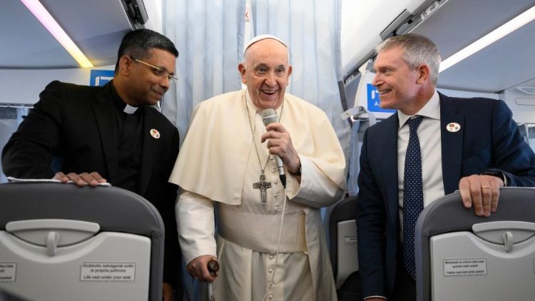 Papa fala aos jornalistas presentes no voo