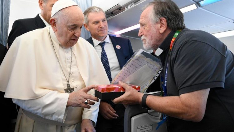 Der Papst auf dem Flug nach Lissabon
