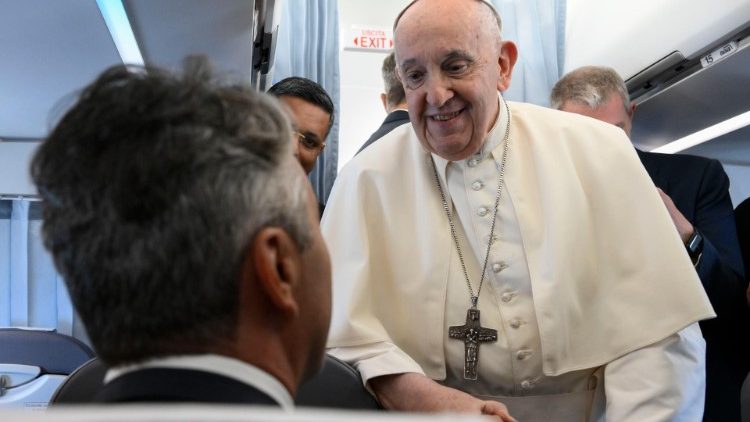 Papa saúda os jornalistas um a um no voo Roma-Lisboa