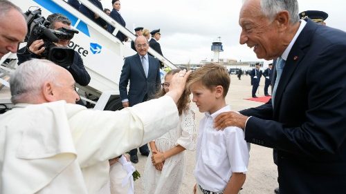 Papa chega a Lisboa: "Voltarei rejuvenescido", diz a jornalistas no voo