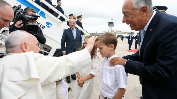 Papež František po příletu do Lisabonu