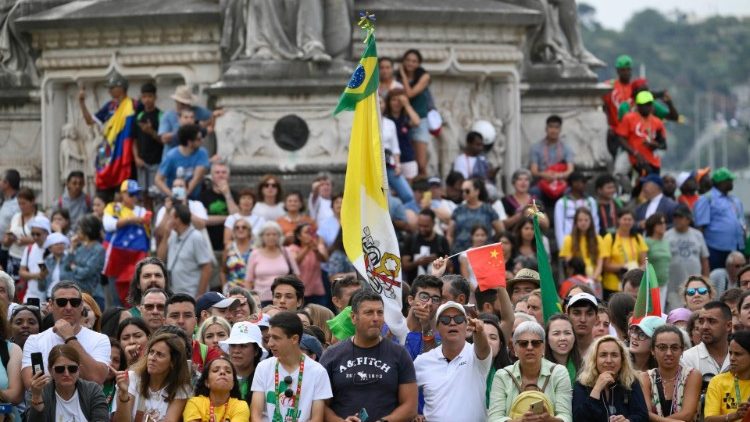 La foule dans les rues de Lisbonne, mardi 2 août 2023.