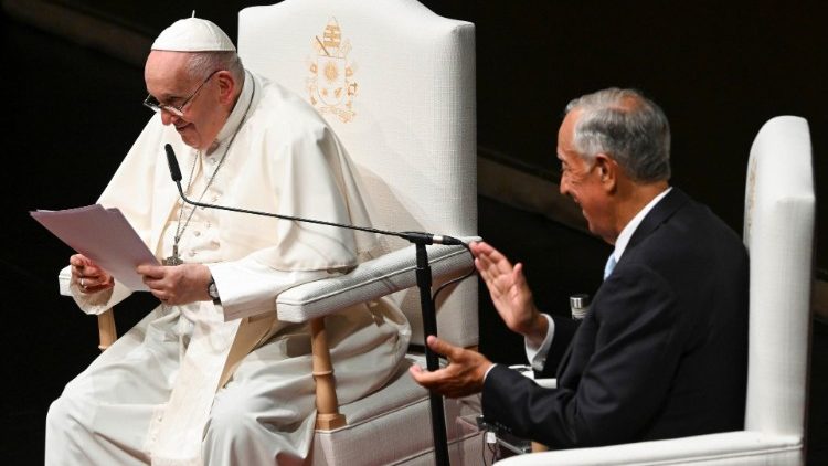Il Papa mentre tiene il suo discorso