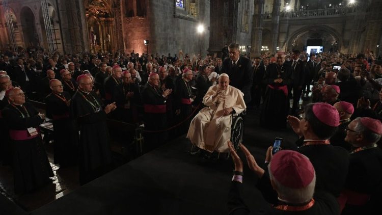 Papst Franziskus segnet die Gemeinde