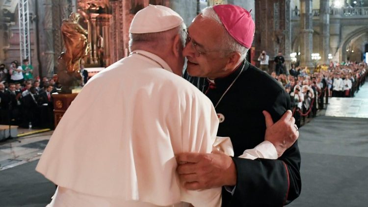 Papst Franziskus umarmt Bischof José Ornelas Carvalho