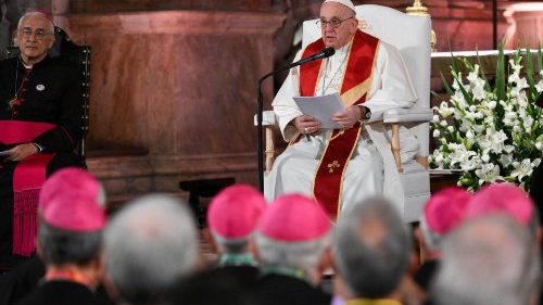 Il Papa: la Chiesa non sia una dogana, abbracci il mondo con il Vangelo