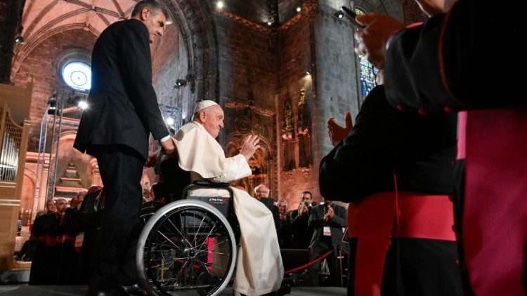El Papa concluyó su primer día en Portugal rezando las vísperas con el clero. (Vatican Media)
