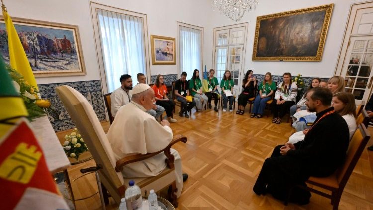 Папа Франциск на встрече с группой молодых украинских паломников (Лиссабон, 3 августа 2023 г.)
