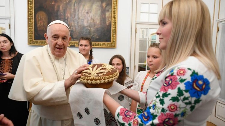 Пані Ірина вручає Папі український коровай