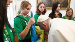 Papst trifft am Rand des Weltjugendtags junge Leute aus der Ukraine und küsst die ukrainische Fahne