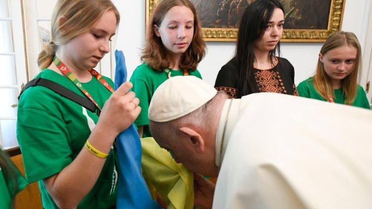 האפיפיור פרנציסקוס מנשק את הדגל האוקראיני במפגש עם עולי רגל מאוקראינה לרגל יום הצעירים העולמי