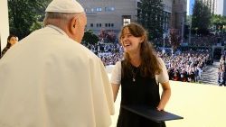 Una delle giovani studentesse universitarie saluta Papa Francesco dopo aver raccontato la sua testimonianza
