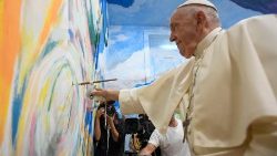 Papież dokłada ostatnie pociągnięcie pędzla na muralu w Cascais