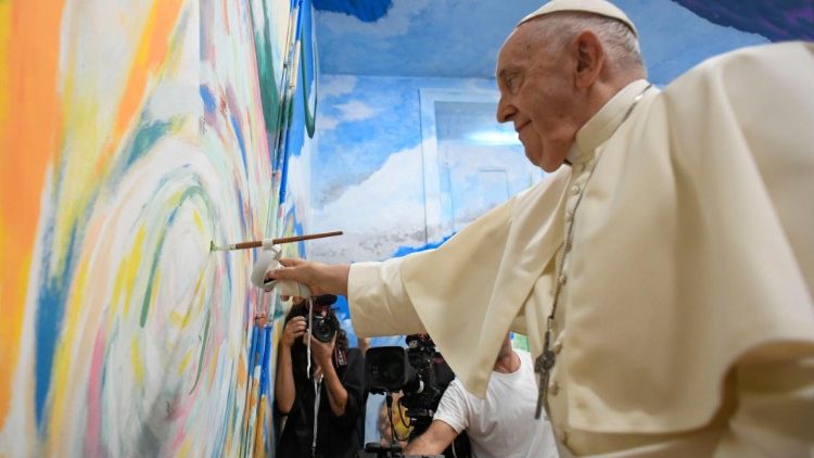 Papież dokłada ostatnie pociągnięcie pędzla na muralu w Cascais
