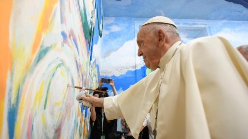 O Papa pincela um mural dos jovens: "Sujar as mãos para não sujar o coração"