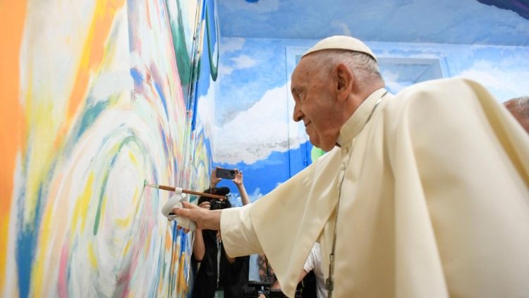 A pincelada do Papa no mural realizado pelos jovens de Scholas Occurrentes