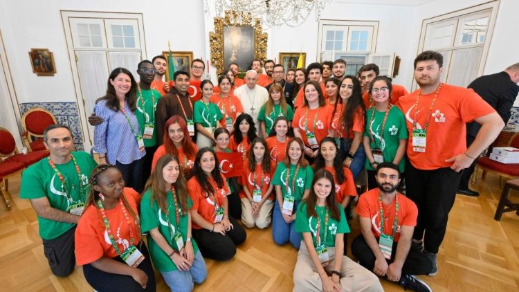 Papež Frančišek se je na nunciaturi srečal s skupino okoli 40 mladih različnih krščanskih veroizpovedi in različnih izvorov, romarjev iz Turčije.
