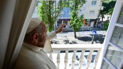 Papež v okně apoštolské nunciatury v Lisabonu, kde se koná řada neplánovaných setkání