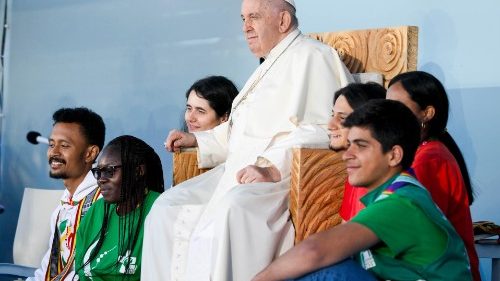 Il Papa apre la Gmg: giovani, Dio vi ama. Nella Chiesa c'è spazio per tutti
