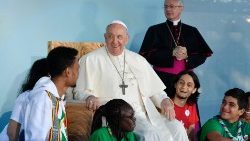 Le Pape et des jeunes lors de la cérémonie d'accueil au Parc Eduardo VII, jeudi 3 août 2023 
