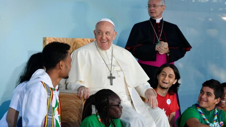 Le Pape et des jeunes lors de la cérémonie d'accueil au Parc Eduardo VII, jeudi 3 août 2023 