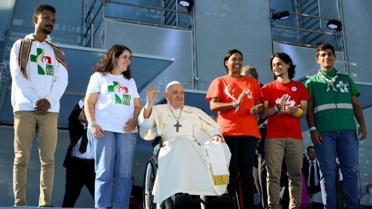 Pope Francis with young people on the stage for the opening ceremonies