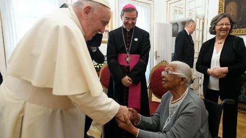 Na Nunciatura, Francisco abençoa idosa de 106 anos e jovem enferma