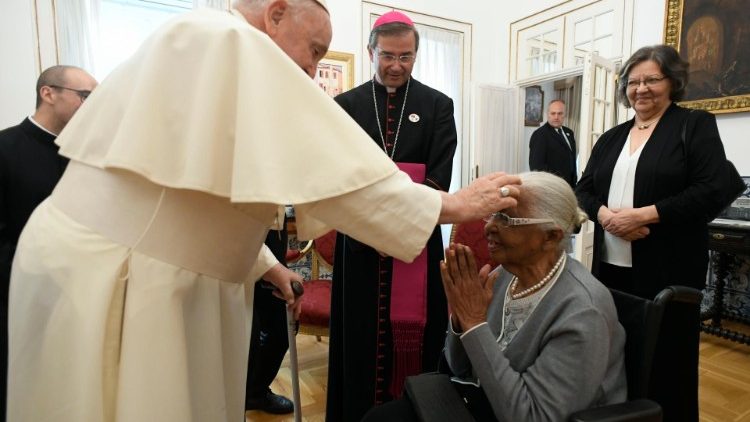 O Papa Francisco com a sra. Maria da Conceição, em Lisboa, Portugal