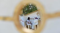 2023.08.04 Viaggio Apostolico in Portogallo in occasione della XXXVII Giornata Mondiale della Gioventu' - Confessione di alcuni giovani della GMG