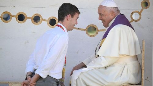 Papst nimmt Jugendlichen Beichte ab 