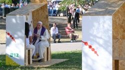 WYD大会参加者の告解を聴く教皇フランシスコ　2023年8月4日　ポルトガル・リスボン、バスコ・ダ・ガマ庭園