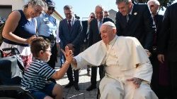 El Papa Francisco con un chico esta mañana en el encuentro con los centros de asistencia en Lisboa