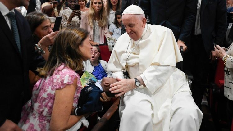 Papež: „Tím, že si špiníte ruce, abyste se dotkli reálné nouze těch druhých, vytváříte neustále nový život“