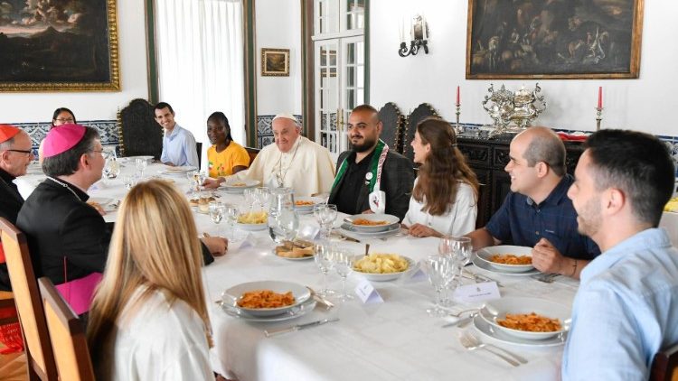 Papież Franciszek jedzący obiad z 10 młodych ludzi z całego świata, ŚDM w Lizbonie, 4 sierpnia 2023 r.