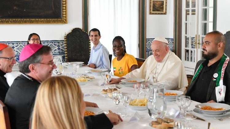 ワールドユースデー大会の参加者たちと昼食を共にする教皇フランシスコ　2023年8月4日　リスボン、駐ポルトガル・バチカン大使館