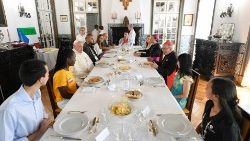 Jovens de várias partes do mundo  no almoço com o Papa Francisco